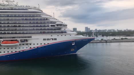 Ein-Riesiges-Luxus-Kreuzfahrtschiff,-Das-Vom-Hafen-Von-Miami-Aus-Segelt,-Nahaufnahme-Eines-Videohintergrunds-In-4k-|-Karnevalshorizont-Kreuzfahrtschiff,-Das-Vom-Hafen-Abfährt-|-Urlaub,-Reisen,-Tourismus,-Spaß,-Genießen