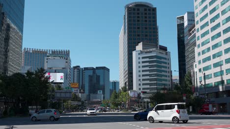 Tráfico-En-La-Vía-Taepyeongno-En-Los-Distritos-Centrales-De-Seúl,-Corea-Del-Sur-Desde-La-Plaza-De-Seúl