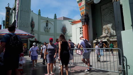 Eine-Große-Menge-Touristen-Besucht-Das-Chinesische-Theater-Auf-Hollywoods-Walk-Of-Fame