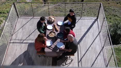 Familia-Comiendo-En-La-Mesa-Del-Comedor