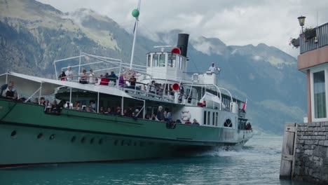 Iseltwald,-Schweiz,-Abenteuer,-Reisen,-Schiff,-Pier,-Touristen,-überfüllt,-Boot-Ankommen,-Landschaftlich,-Bewölkt,-Berg,-See,-Hang,-Sommer,-Wälder,-Türkis,-Wasser,-Europa