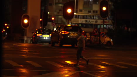 Hongkong--07-De-Agosto-De-2022:-Gente-Por-La-Noche-Caminando-A-Través-De-La-Cruz-De-Cebra-Cuando-La-Luz-Roja-Está-Encendida