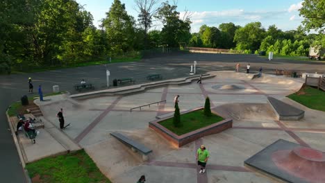 Junger-Teenager-Auf-Skateboards-Im-örtlichen-Park