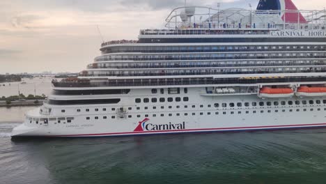 Un-Enorme-Crucero-De-Lujo-Que-Navega-Desde-El-Puerto-De-Miami-Toma-De-Cerca-Un-Fondo-De-Video-En-4k-|-Carnival-Horizon-Crucero-Navegando-Desde-El-Puerto-|-Vacaciones,-Viajar,-Turismo,-Divertido,-Disfrutar