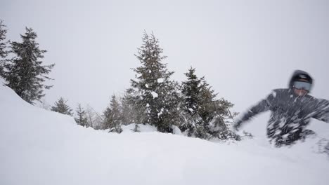 Snowboard-En-Los-Alpes-Suizos-Durante-Una-Intensa-Tormenta-De-Nieve