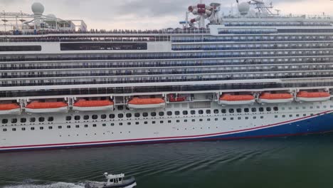 Un-Enorme-Crucero-De-Lujo-Que-Navega-Desde-El-Puerto-De-Miami-Toma-De-Cerca-Un-Fondo-De-Video-En-4k-|-Carnival-Horizon-Crucero-Navegando-Desde-El-Puerto-|-Vacaciones,-Viajar,-Turismo,-Divertido,-Disfrutar