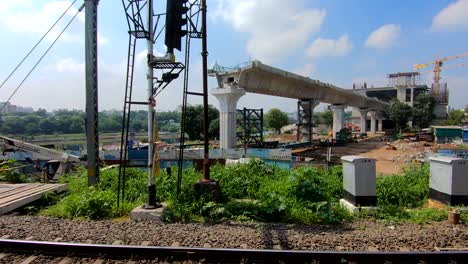 Construcción-De-Un-Enorme-Puente-Sobre-Una-Vía-Férrea-Con-Enormes-Grúas-Y-Maquinaria-|-Hacer-Un-Puente-Sobre-Las-Vías-Del-Tren-En-La-Ciudad-De-India