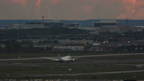 Westjet-Boeing-737-Despegando-Del-Aeropuerto-Con-Vistas-Al-Fondo-De-La-Ciudad-Y-Cielo-Dorado-Al-Atardecer