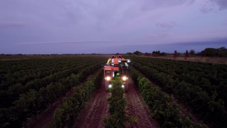 Antena:-Maquinaria-Agrícola-Cosechando-Uvas-En-El-Sur-De-Francia