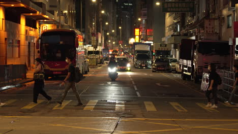 Tráfico-En-El-Centro-De-La-Ciudad-Por-La-Noche