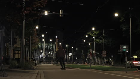 Andar-En-Patineta-Por-La-Ciudad-Vacía-Por-La-Noche