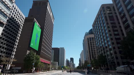 Seoul-Cheonggye-Plaza---Lange-Cheonggyecheon-ro-Straße-Zwischen-Modernen-Hochhausfassaden-Gegen-Blauen-Himmel