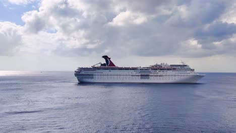 Karnevals-Kreuzfahrtschiff,-Das-Vom-Hafen-Von-Mexiko-Mitten-Im-Karibischen-Meer-Mit-Bewölktem-Wettervideohintergrund-In-4k-Segelt-|-Karnevalskreuzfahrtschiff,-Das-Mitten-Im-Karibischen-Meervideo-In-4k-Segelt