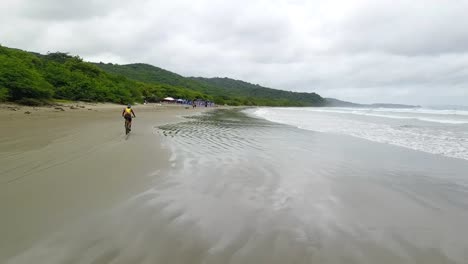 Video-Aéreo-De-Drones-En-La-Playa-De-Nicaragua,-San-Juan-Del-Sur,-Palm,-Managua,-Rivas,-Ciclista-En-La-Playa,-Matagalpa,-América-Central