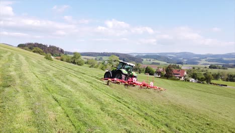 Tractor-Aéreo,-Máquina-Agrícola-Que-Hace-Heno,-Conduciendo-Sobre-El-Campo