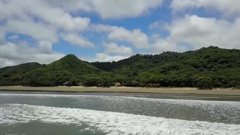 Video-Aereo-Drone-En-Playa-Nicaragua,-San-Juan-Del-Sur,-Palm-,-Managua,-Rivas,-Ciclista-En-La-Playa