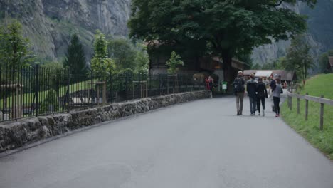 Lauterbrunnen,-Schweiz,-Touristen,-Wandern,-Menschenmenge,-Friedhof,-Straße,-Weg,-Sommer