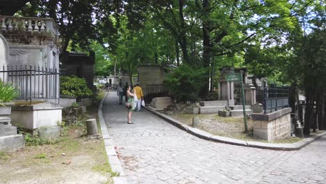 Tiro-A-Pie-Dentro-Del-Cementerio-De-Pere-Lachaise-Con-Turistas-Deambulando,-París-Francia