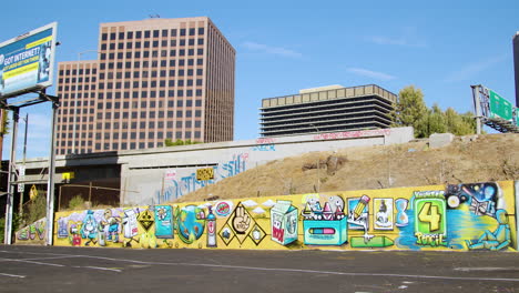 Un-Mural-Que-Representa-Temas-Educativos-Pintados-Por-El-Equipo-De-Graffiti-De-K4p,-Un-Grupo-De-Conocidos-Artistas-De-La