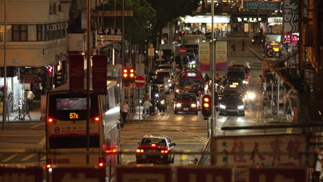 Geschäftiger-Alltag-In-Der-Asiatischen-Stadt-Während-Der-Nacht