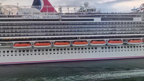 Un-Enorme-Crucero-De-Lujo-Que-Navega-Desde-El-Puerto-De-Miami-Toma-De-Cerca-Un-Fondo-De-Video-En-4k-|-Carnival-Horizon-Crucero-Navegando-Desde-El-Puerto-|-Vacaciones,-Viajar,-Turismo,-Divertido,-Disfrutar