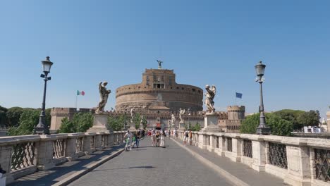 Castel-Sant&#39;angelo-Desde-El-Puente-Aelian-En-Roma,-Los-Turistas-Cruzan-El-Puente-Desde-El-Mausoleo-De-Hadrian