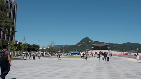 Gwanghwamun-Gate-Und-Gwanghwamun-Plaza-Mit-Touristen-In-Der-Innenstadt-Von-Seoul-An-Einem-Sommertag