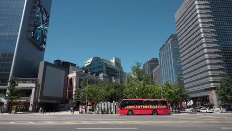 Roter-Seoul-City-Tour-Bus-Geparkt-Und-Wartet-Auf-Touristen-In-Der-Innenstadt-Sejong-daero-Straße,-Umgeben-Von-Hohen-Bürogebäuden-Moderner-Architektur---Aufnahme