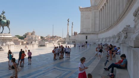 Vista-De-Los-Turistas-En-La-Terraza-Vittoriano,-Estatua-Ecuestre-En-El-Monumento-A-Victor-Emmanuel-Ii