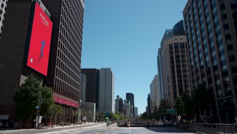 Plaza-Cheonggye-De-Seúl-En-Un-Día-De-Verano-Con-Anuncios-De-Airpods-En-La-Pantalla-De-La-Cartelera-De-La-Fachada-Del-Edificio---Estática-Amplia