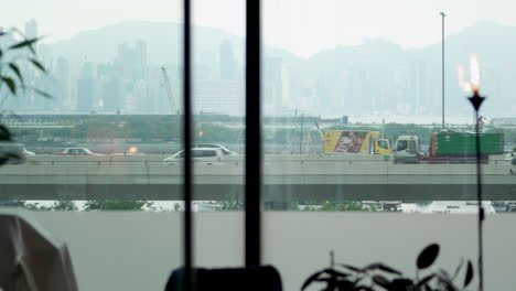 Hongkong--03-De-Agosto-De-2022:-Autobuses,-Camiones-Y-Automóviles-Que-Pasan-Por-Encima-Del-Paso-Elevado,-Vista-Desde-La-Ventana-Del-Apartamento