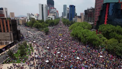 Centro-De-La-Ciudad-De-México-Lleno-De-Gente-Celebrando-El-Orgullo-Gay---Inclinación,-Vista-Aérea