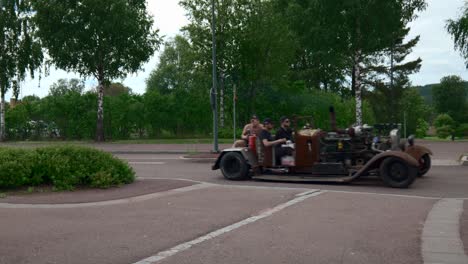 Altes-Und-Rostiges-Auto,-Das-An-Oldtimer-Kreuzfahrten-In-Dalarna,-Raggare-Oder-Rockabilly-Subkulturszene-Vorbeifährt