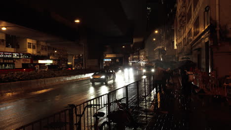 Coches,-Camiones-Y-Taxis-Están-Acelerando-En-La-Carretera-Con-La-Atmósfera-Muy-Fuerte-Lluvia