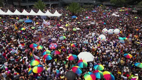 Sombrillas-De-Arco-Iris-Y-Equipo-Inflable-En-Las-Celebraciones-Del-Orgullo-Gay---Vista-Aérea