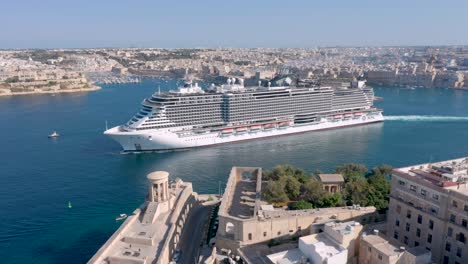 Drone-Siguiendo-Un-Crucero-En-La-Ciudad-De-La-Valletta-En-Malta