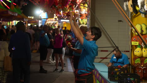 Los-Vendedores-Tratan-De-Atraer-A-La-Gente-A-Jugar-Juegos-De-Carnaval-En-El-Cne