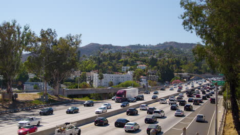 La-Autopista-101-En-Dirección-Norte-Transporta-El-Tráfico-De-La-Tarde-Hacia-El-Valle-A-Través-Del-Paso-De-Cahuenga-En-Los-ángeles,-California-En-Un-Día-De-Verano