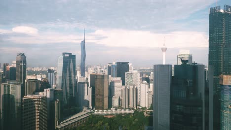 Timelapse-De-Kuala-Lumpur-En-Malasia-En-Un-Hermoso-Día-Soleado-Que-Muestra-El-Hermoso-Paisaje-Urbano