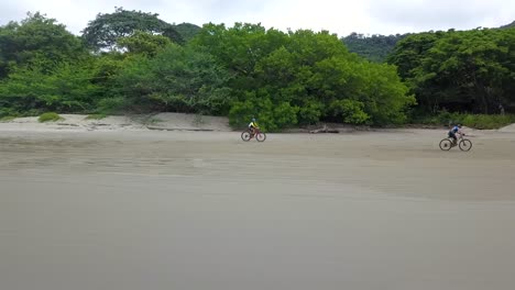 Drone-Video-Aéreo-En-Playa-Nicaragua,-San-Juan-Del-Sur,-Palma,-Managua,-Rivas,-Ciclista-En-La-Playa,-Matagalpa