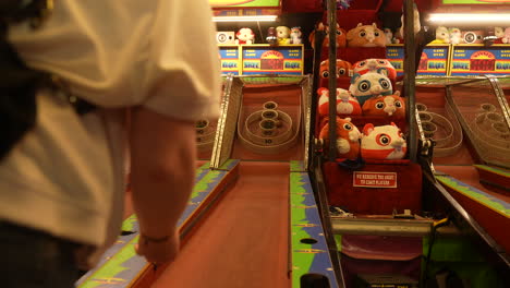 Eine-Person-Versucht-Ihr-Glück-Beim-Skee-Ball-Während-Eines-Lustigen-Karnevalsabends