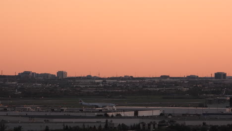 Vista-Del-Avión-Que-Se-Prepara-Para-Salir-De-La-Pista-Y-Despegar,-Estático