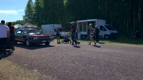 Amerikanische-Oldtimer-Für-Zuschauer-Bei-Einem-Oldtimer-Event-In-Schweden