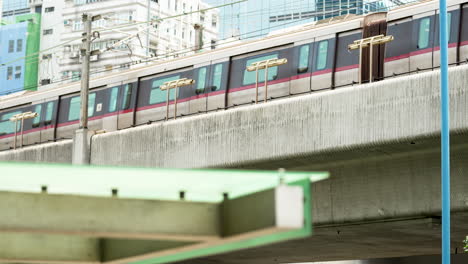 Sehen-Sie-Sich-Den-Zug-An,-Der-Entlang-Der-Einschienenbahn-Beschleunigt