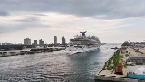 Ein-Riesiges-Luxus-Kreuzfahrtschiff,-Das-Vom-Hafen-Von-Miami-Aus-Segelt,-Nahaufnahme-Eines-Videohintergrunds-In-4k-|-Karnevalshorizont-Kreuzfahrtschiff,-Das-Vom-Hafen-Abfährt-|-Urlaub,-Reisen,-Tourismus,-Spaß,-Genießen