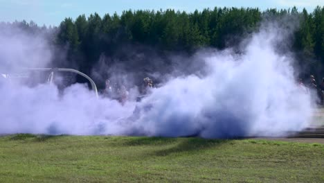 Agotamiento-Prolongado-Del-Automóvil-Con-Enormes-Nubes-De-Humo-En-El-Encuentro-De-Automóviles-En-Suecia