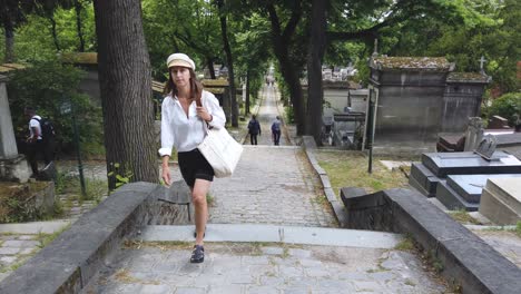 Daueraufnahme-Von-Menschen,-Die-Auf-Dem-Friedhof-Von-Père-Lachaise,-Paris,-Frankreich,-Umherwandern