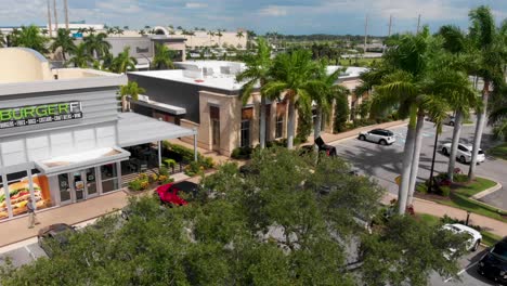 Video-De-Drones-De-4k-De-Palmeras-En-El-Centro-Comercial-En-El-Centro-De-La-Ciudad-Universitaria-En-El-Condado-De-Sarasota,-Florida