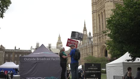 Manifestante-Sosteniendo-Un-Cartel-Con-La-Foto-De-Boris-Johnson-Tras-Las-Rejas-De-La-Cárcel-Fuera-Del-Parlamento-En-Los-Jardines-De-La-Calle-Abingdon