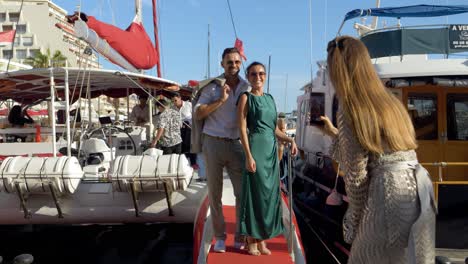 Invitados-Tomando-Fotos-Frente-Al-Catamarán-En-El-Sur-De-Francia